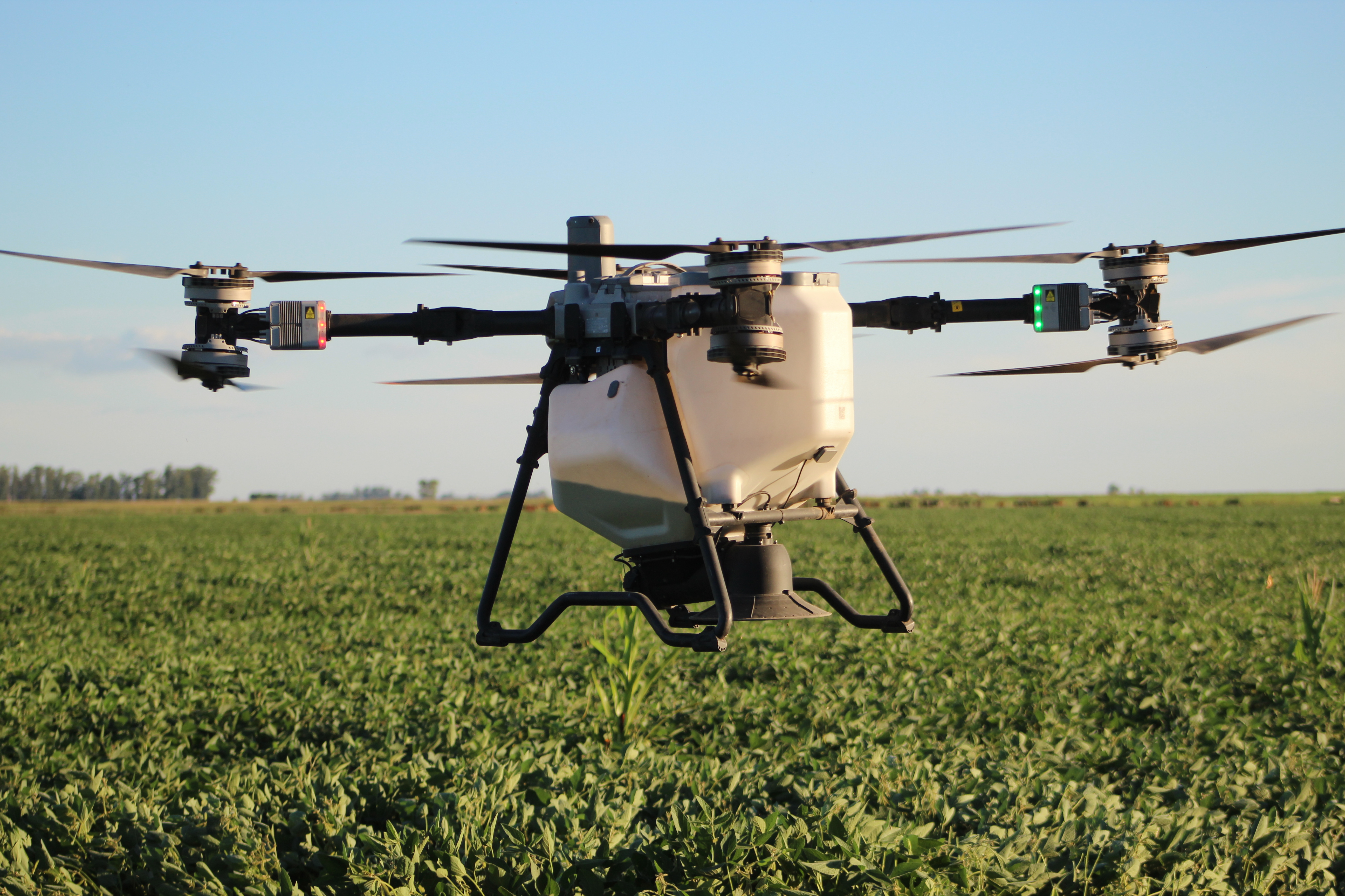 Drone DJI T100 en el campo